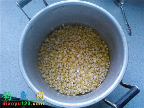 把玉米粒放入鍋中