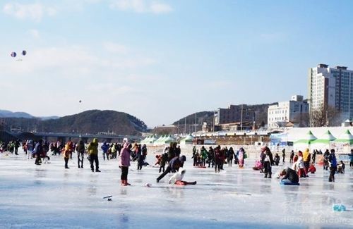 韩国洪川江六千人冰上垂钓场面壮观