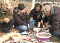 《釣友原創(chuàng)釣魚視頻》武漢天元荊門黑坑五人掐魚比賽