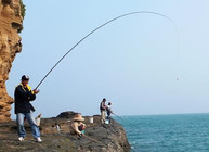 礁石上釣魚(yú)被潮水困住