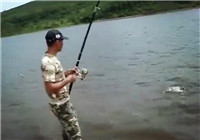《水库钓鱼视频》 夏季男子水库钓获大鲤鱼