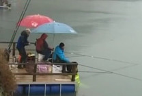 《钓鱼比赛视频》CCF总决赛第一天蒙蒙细雨迎钓赛