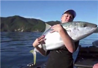 《海釣視頻》 美女海釣收獲各種怪魚