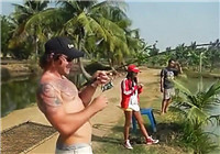 《垂釣對象魚視頻》 男子水庫路亞作釣大鯉魚