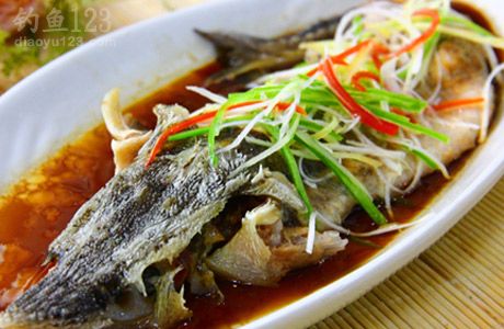 渔友菜谱 百鱼百吃 清蒸鲟鱼的做法6炒锅放入花椒,倒入油