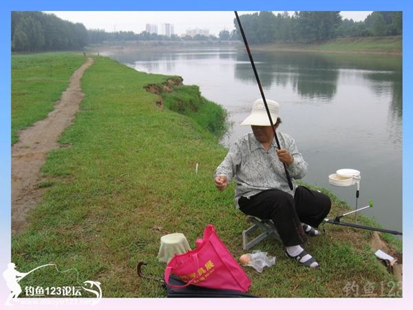 回忆母亲在江边钓鱼的日子