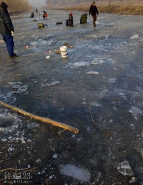 冬季钓鱼北国风光千里冰封冰钓进行时 