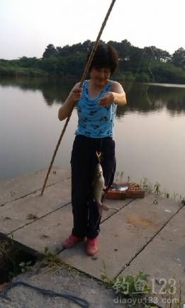 女钓友钓上一条回鱼