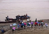 黄河沿线上万人捕鱼＂流鱼奇观＂